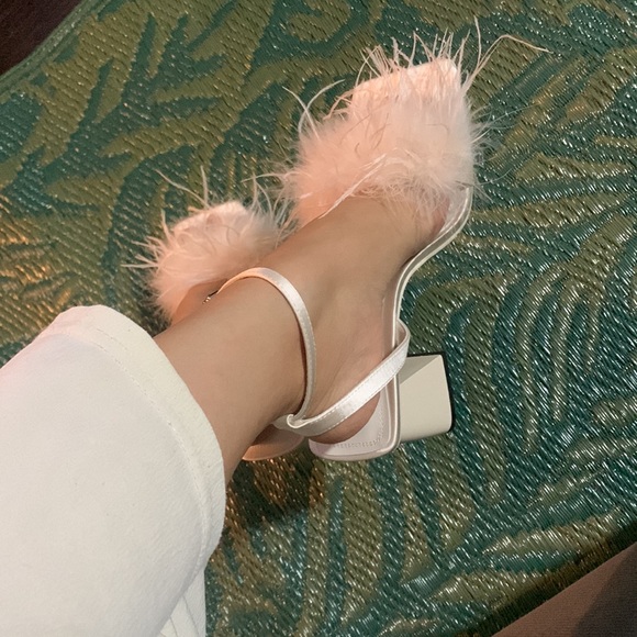 Super Chic🤍NWT- UR Pearl White Silky Fluffy Block Heels -Size 5 - Picture 7 of 8